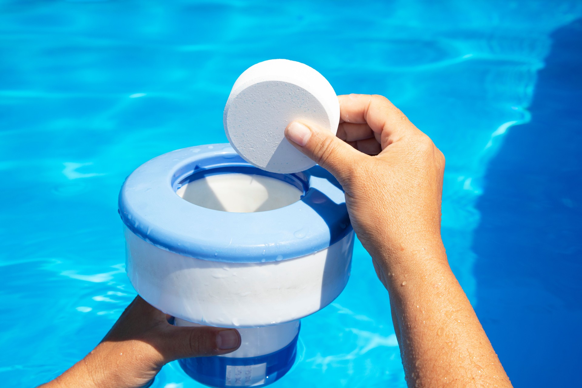 Chlorine tablet dispenser